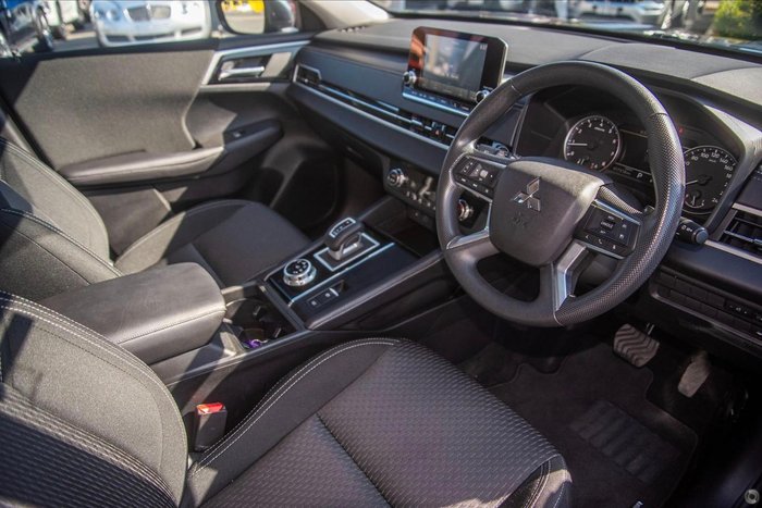 2024 Mitsubishi Outlander ES