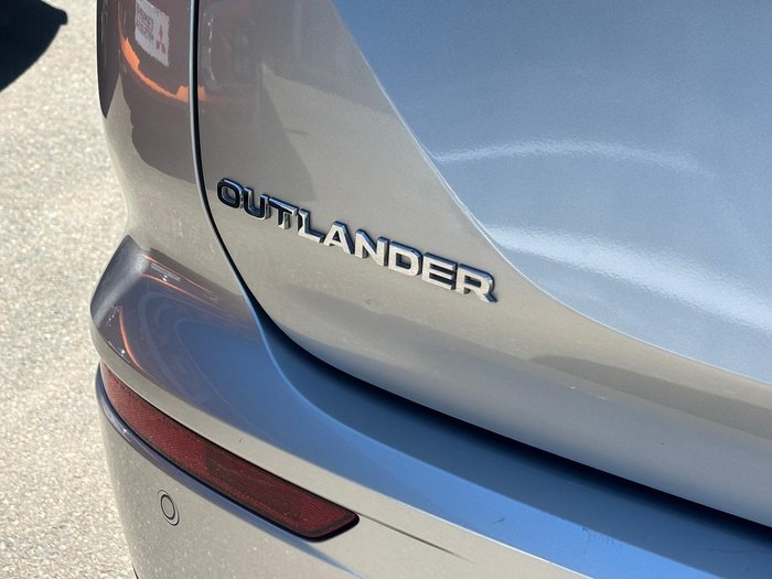 2024 Mitsubishi Outlander ES