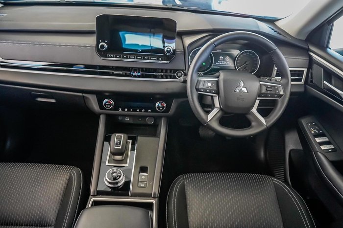 2025 Mitsubishi Outlander LS