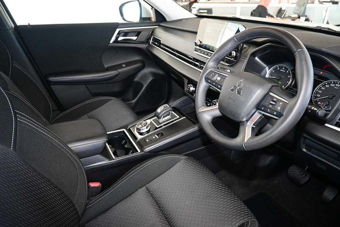 2025 Mitsubishi Outlander LS