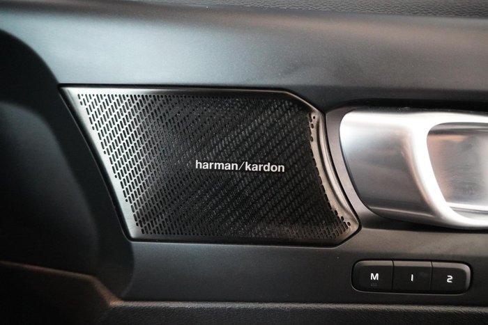 2022 Volvo XC40 Ultimate B5 Dark