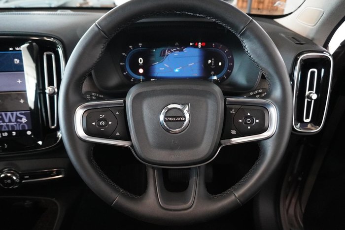 2022 Volvo XC40 Ultimate B5 Dark