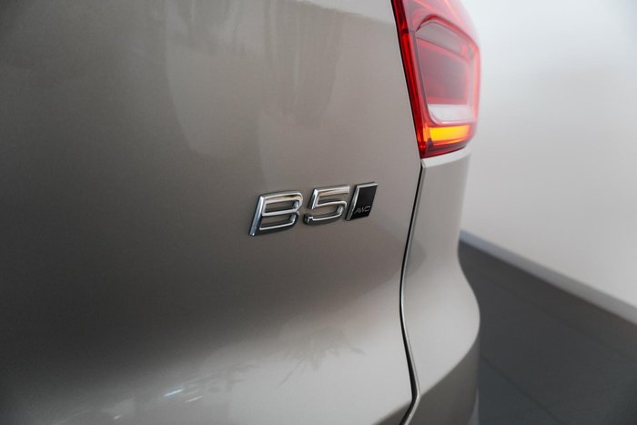 2022 Volvo XC40 Ultimate B5 Dark