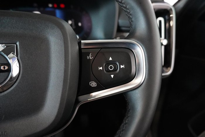 2022 Volvo XC40 Ultimate B5 Dark