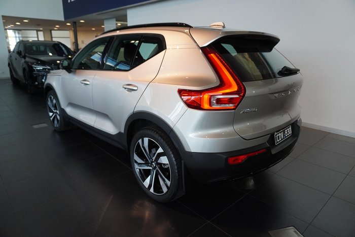 2022 Volvo XC40 Ultimate B5 Dark