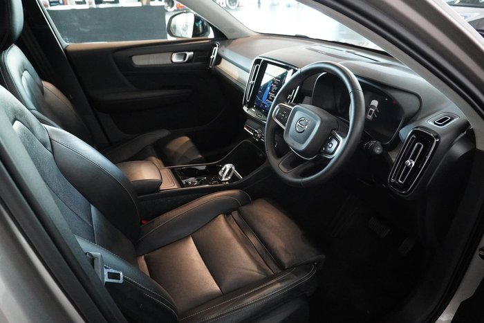 2022 Volvo XC40 Ultimate B5 Dark