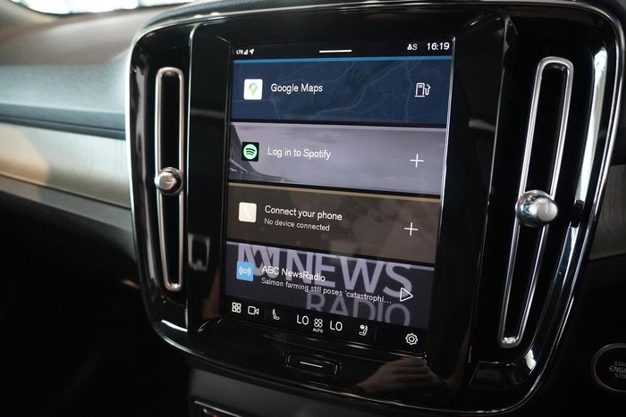 2022 Volvo XC40 Ultimate B5 Dark