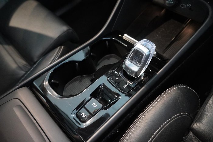 2022 Volvo XC40 Ultimate B5 Dark