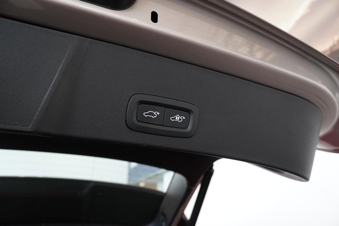 2022 Volvo XC40 Ultimate B5 Dark