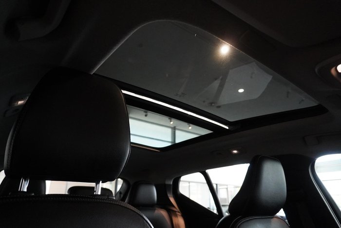 2022 Volvo XC40 Ultimate B5 Dark