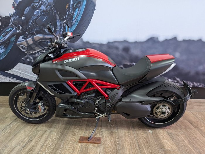 2013 DUCATI 2013 DUCATI 1200CC DIAVEL MOTORCYCLE RED