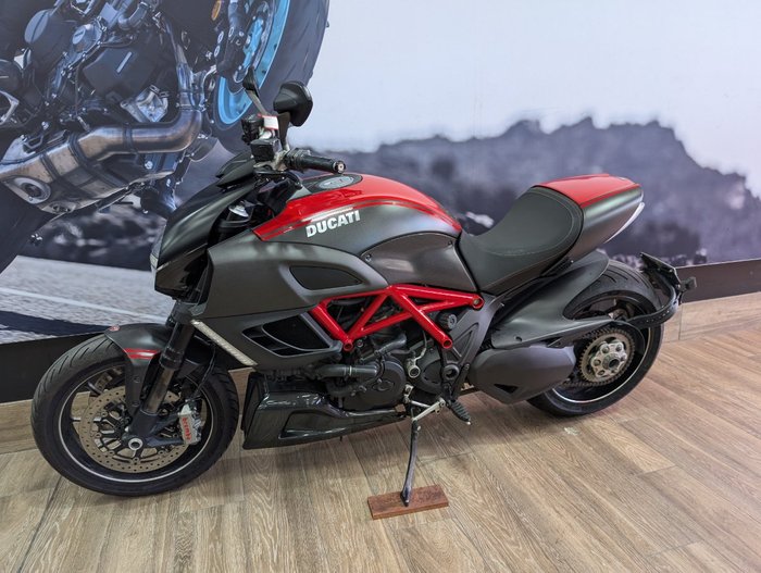 2013 DUCATI 2013 DUCATI 1200CC DIAVEL MOTORCYCLE RED