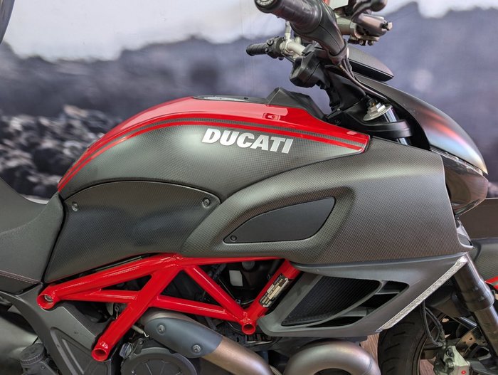 2013 DUCATI 2013 DUCATI 1200CC DIAVEL MOTORCYCLE RED