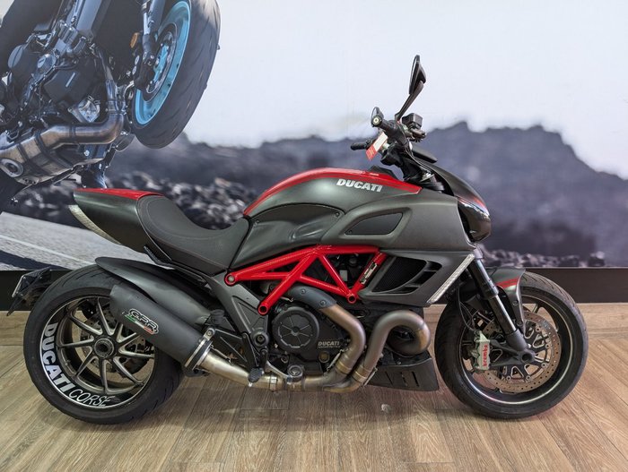 2013 DUCATI 2013 DUCATI 1200CC DIAVEL MOTORCYCLE RED