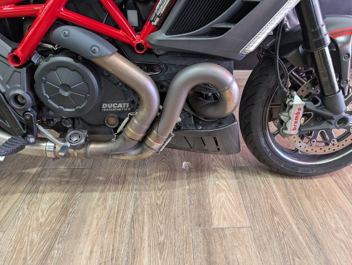 2013 DUCATI 2013 DUCATI 1200CC DIAVEL MOTORCYCLE RED