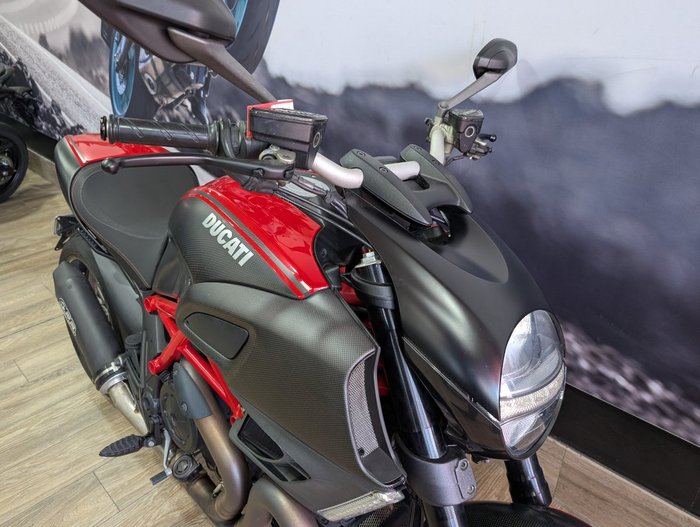 2013 DUCATI 2013 DUCATI 1200CC DIAVEL MOTORCYCLE RED