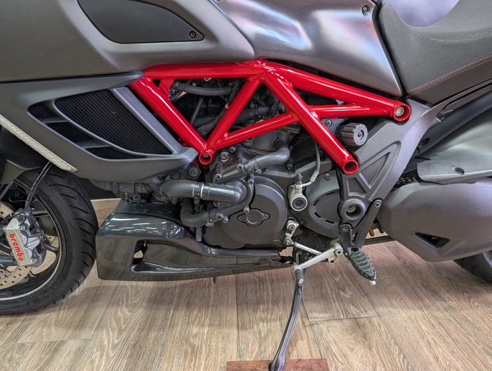 2013 DUCATI 2013 DUCATI 1200CC DIAVEL MOTORCYCLE RED