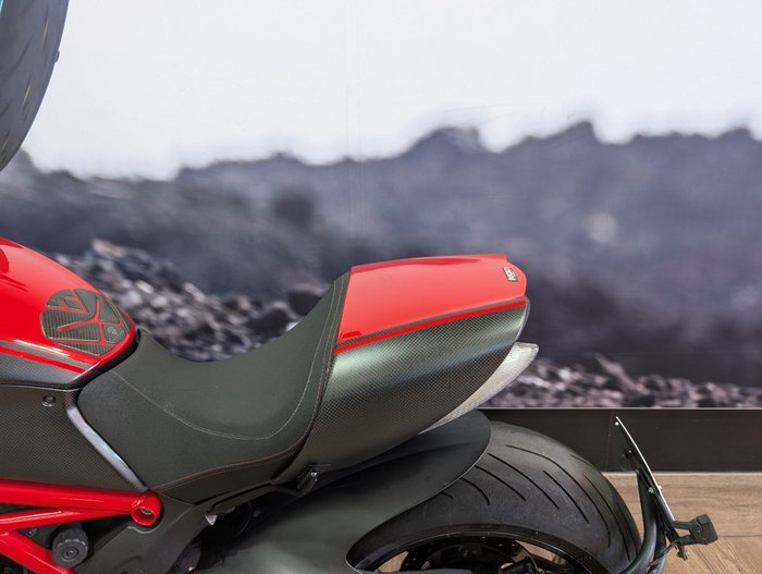 2013 DUCATI 2013 DUCATI 1200CC DIAVEL MOTORCYCLE RED