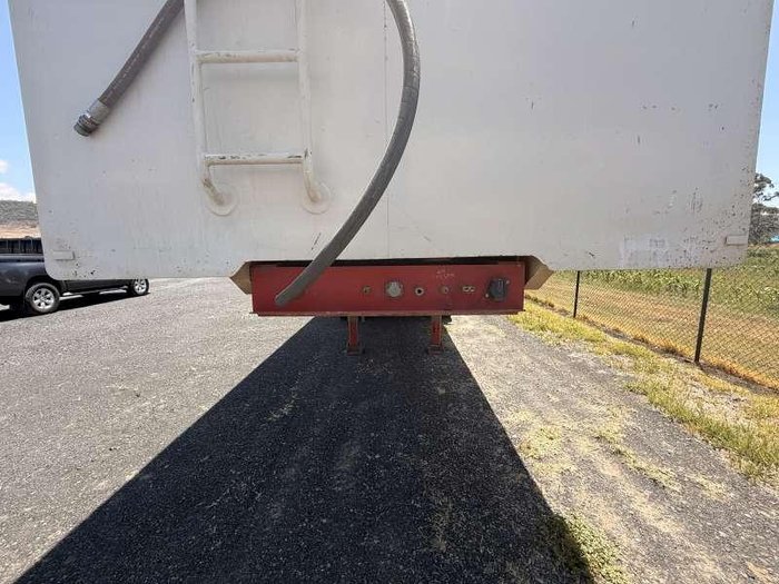 2010 Moore Grain Tippers