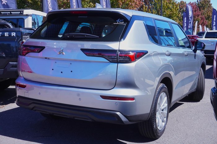 2025 Mitsubishi Outlander ES