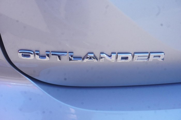2025 Mitsubishi Outlander ES