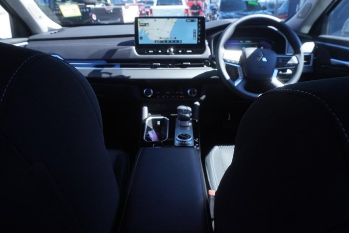 2025 Mitsubishi Outlander ES