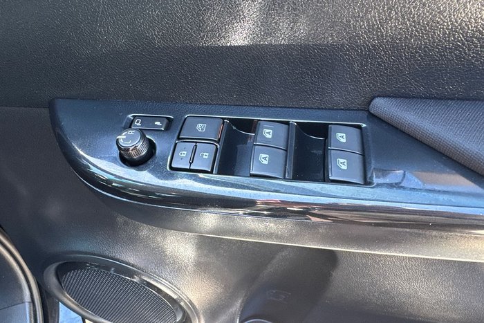 2023 Toyota Hilux SR5