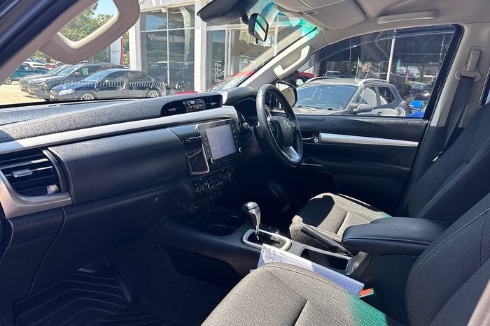 2023 Toyota Hilux SR5