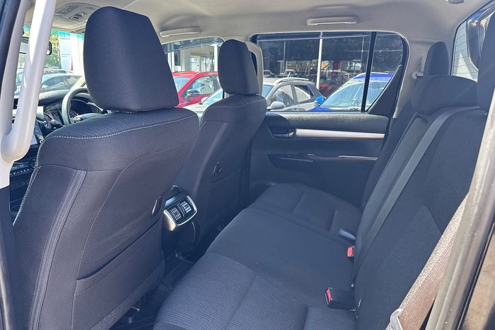 2023 Toyota Hilux SR5