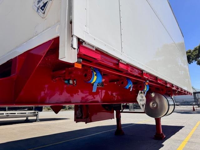 2006 Vawdrey St3 Lead A 12 Pallet Refrigerated Wingliner