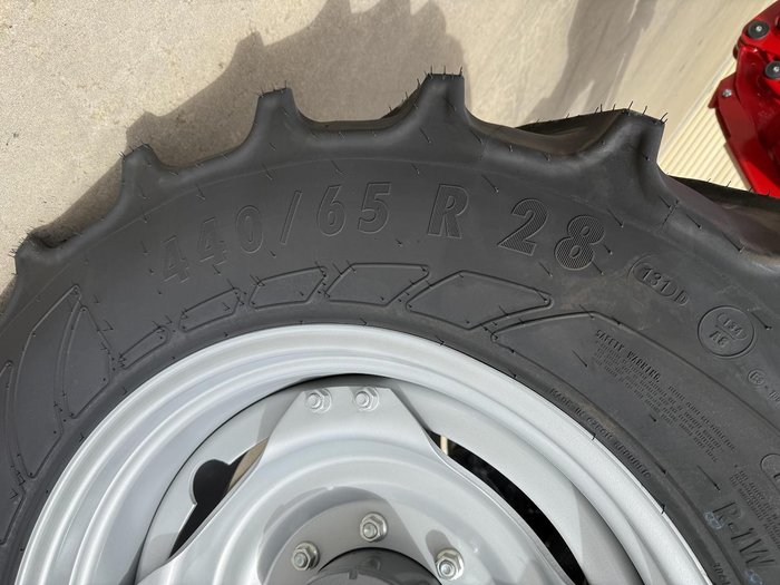 0 Massey Ferguson 5711 Dyna-4