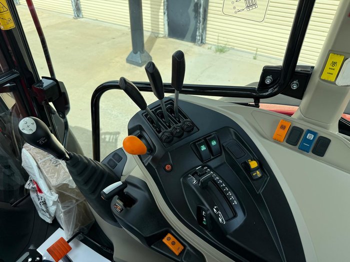 0 Massey Ferguson 5711 Dyna-4