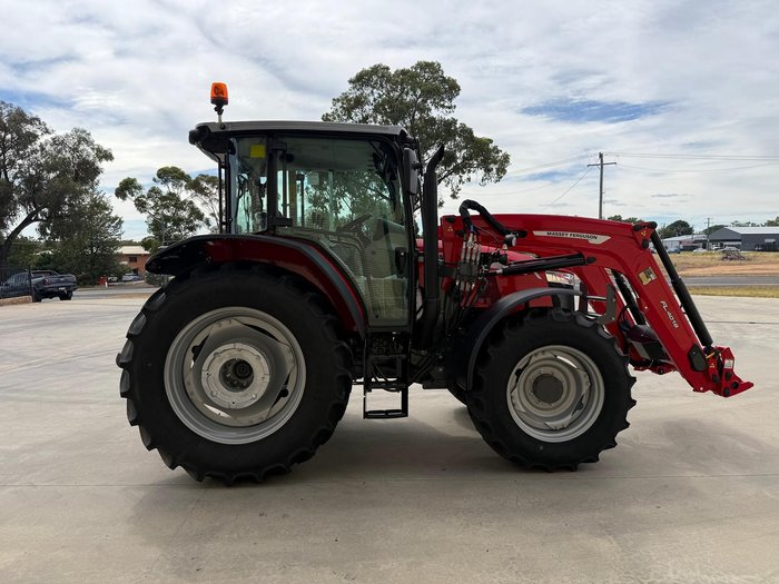 0 Massey Ferguson 5711 Dyna-4