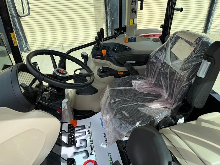 0 Massey Ferguson 5711 Dyna-4