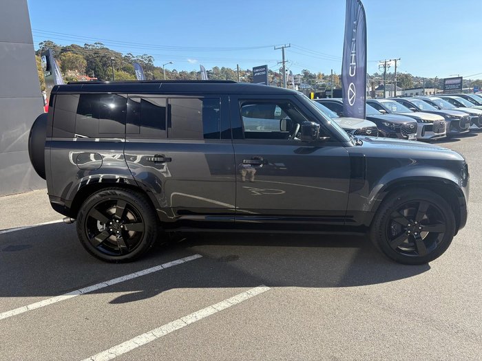 2026 Land Rover Defender 110 P425 X-Dynamic SE