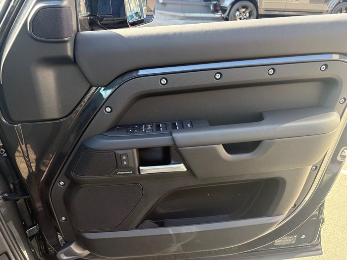 2026 Land Rover Defender 110 P425 X-Dynamic SE