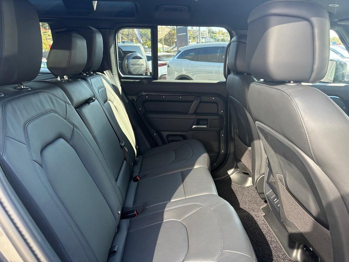 2026 Land Rover Defender 110 P425 X-Dynamic SE