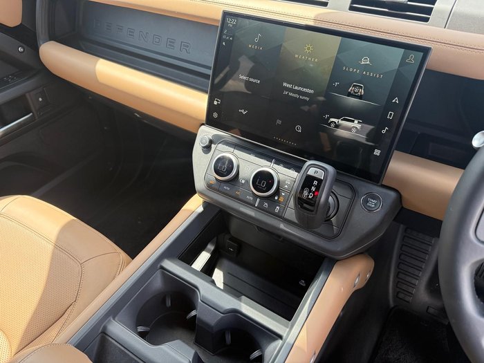 2026 Land Rover Defender 110 P425 X-Dynamic SE