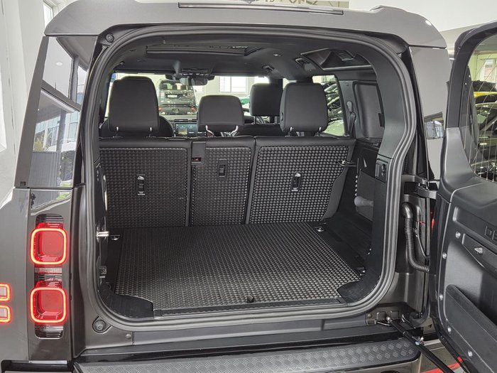 2025 Land Rover Defender 110 D350 X-Dynamic SE