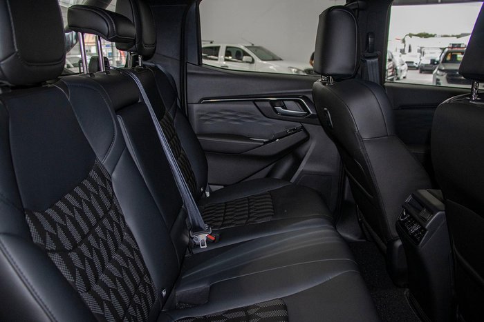 2025 Isuzu D-MAX BLADE