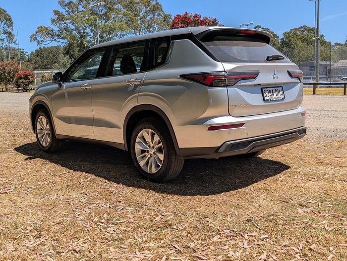 2025 Mitsubishi Outlander ES