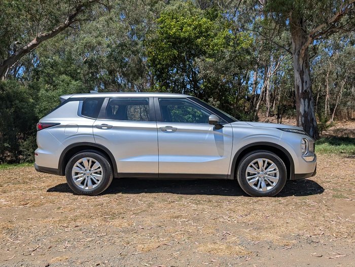 2025 Mitsubishi Outlander ES