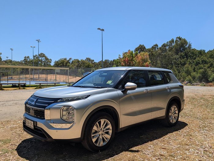 2025 Mitsubishi Outlander ES