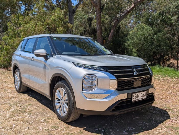 2025 Mitsubishi Outlander ES