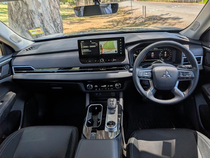 2025 Mitsubishi Outlander ES