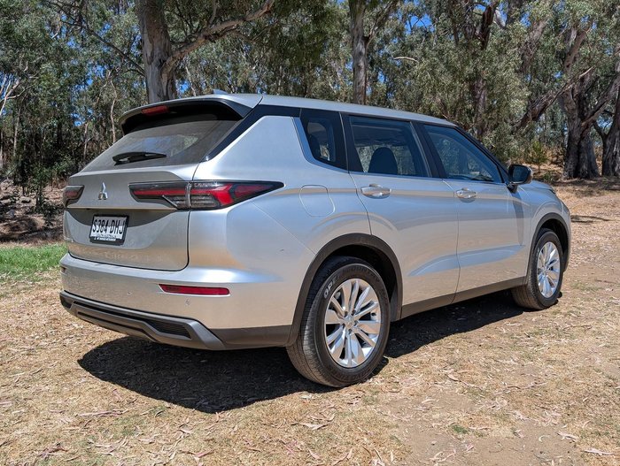 2025 Mitsubishi Outlander ES