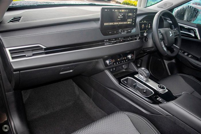 2025 Mitsubishi Outlander LS