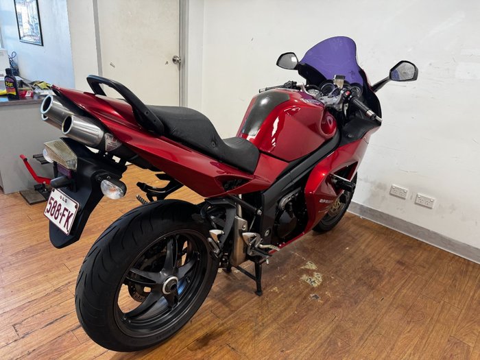 Triumph 2006 TRIUMPH 1050CC SPRINT ST RED