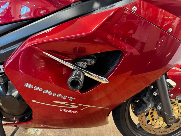 Triumph 2006 TRIUMPH 1050CC SPRINT ST RED