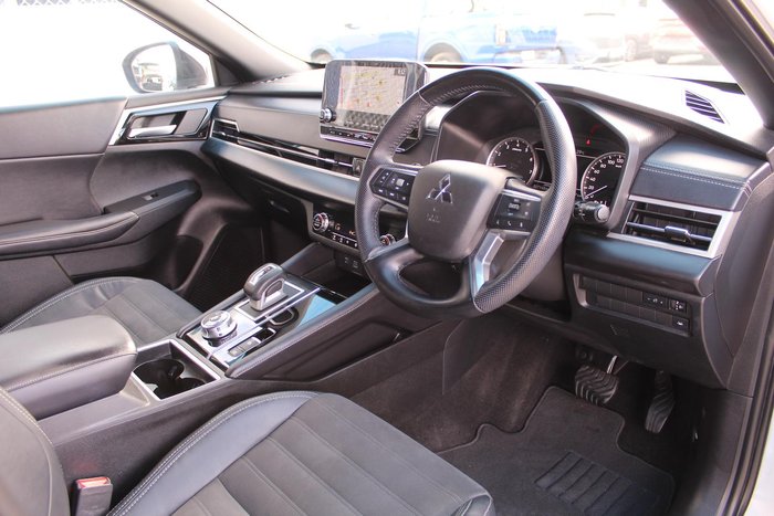 2023 Mitsubishi Outlander LS